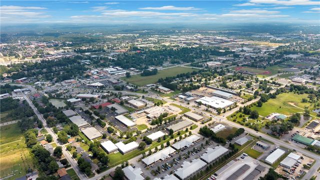 208 SE 17th Street, Bentonville, AR 72712