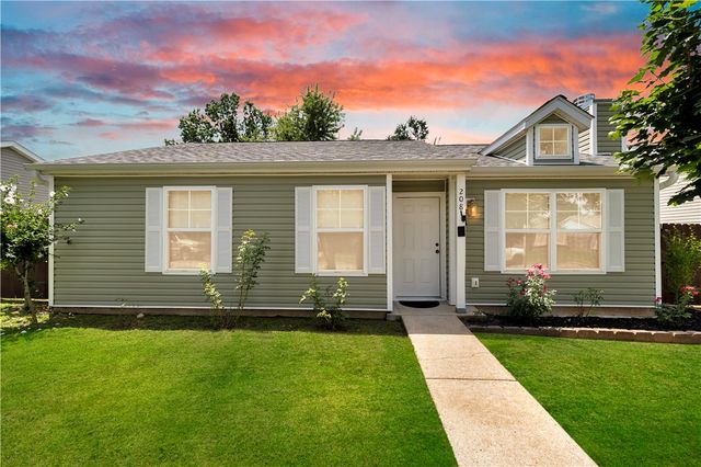 208 SE 17th Street, Bentonville, AR 72712