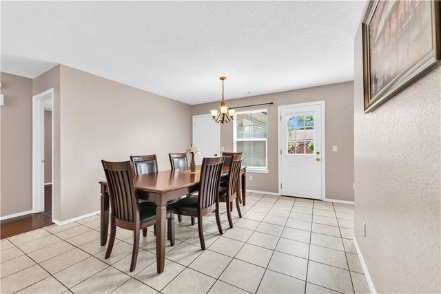 208 SE 17th Street, Bentonville, AR 72712