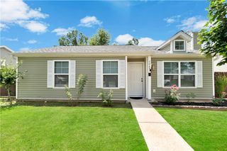 208 SE 17th Street, Bentonville, AR 72712