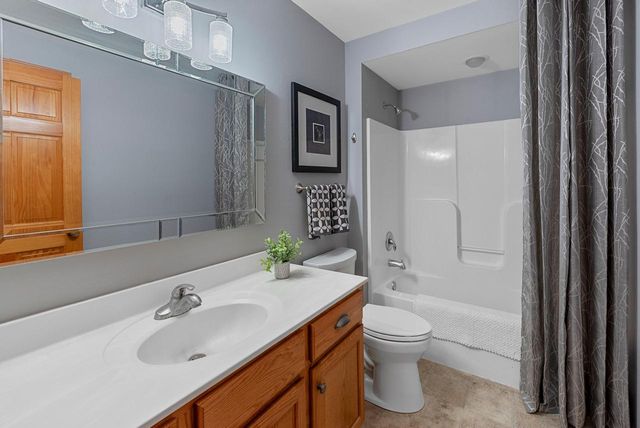 1960 Foxcroft LANE, Waukesha, WI 53189