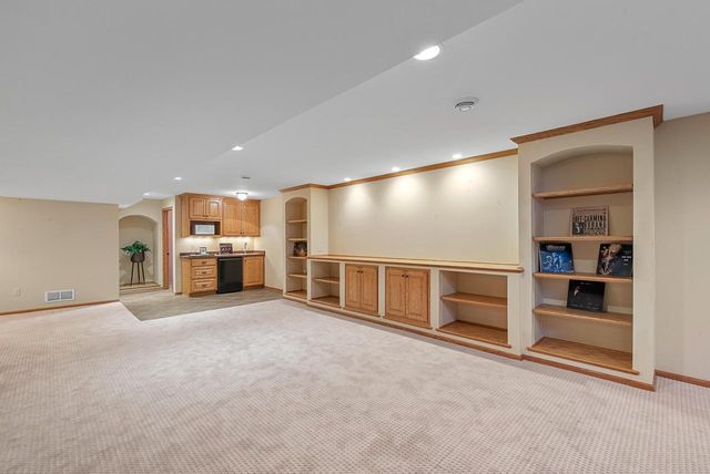 1960 Foxcroft LANE, Waukesha, WI 53189