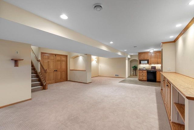 1960 Foxcroft LANE, Waukesha, WI 53189