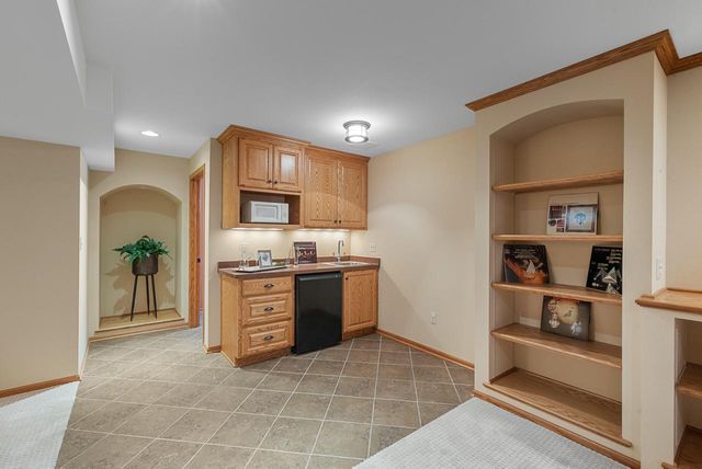 1960 Foxcroft LANE, Waukesha, WI 53189