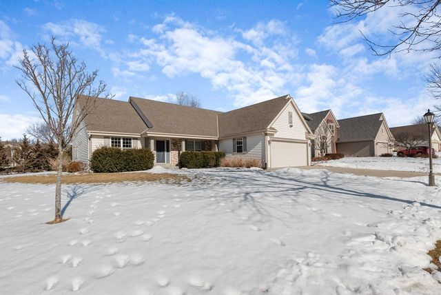 1960 Foxcroft LANE, Waukesha, WI 53189