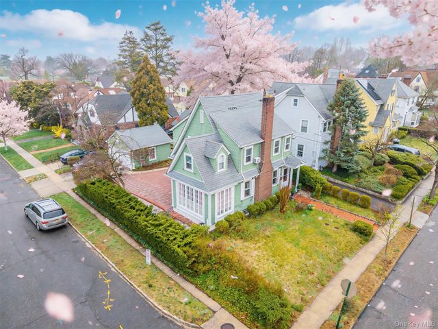 11 Baker Hill Road, Great Neck, NY 11023