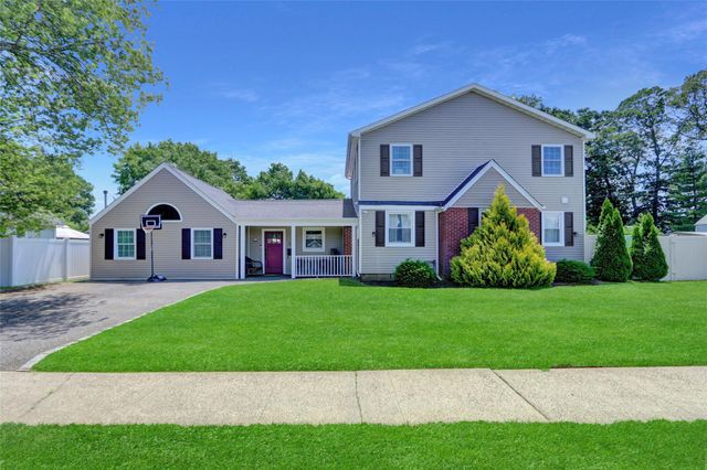 18 Beverly Road, Farmingdale, NY 11735