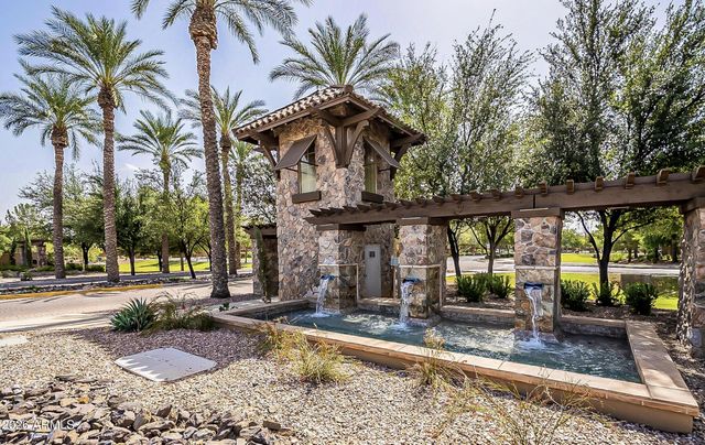 528 S SUNRISE Drive, Gilbert, AZ 85233