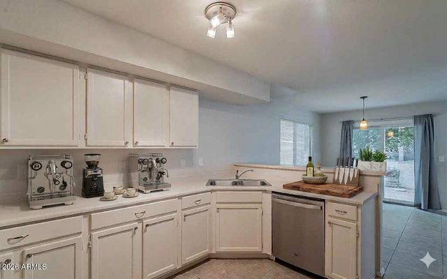 528 S SUNRISE Drive, Gilbert, AZ 85233