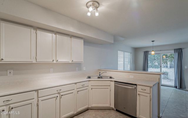 528 S SUNRISE Drive, Gilbert, AZ 85233