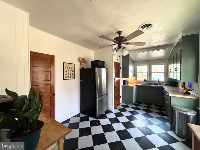 81 N RAILROAD AVE, Pedricktown, NJ 08067