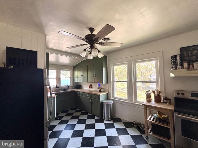 81 N RAILROAD AVE, Pedricktown, NJ 08067