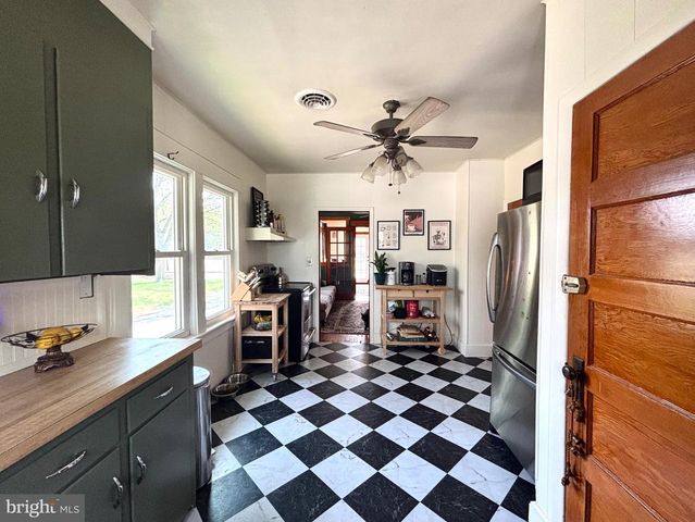 81 N RAILROAD AVE, Pedricktown, NJ 08067