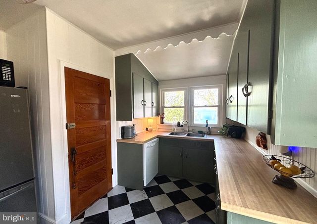 81 N RAILROAD AVE, Pedricktown, NJ 08067