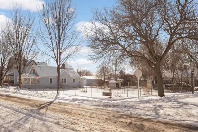 16 Sycamore Street E, Saint Paul, MN 55117