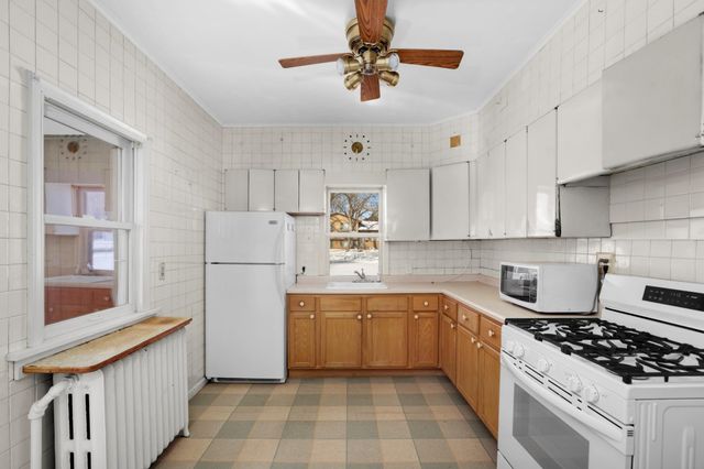 16 Sycamore Street E, Saint Paul, MN 55117