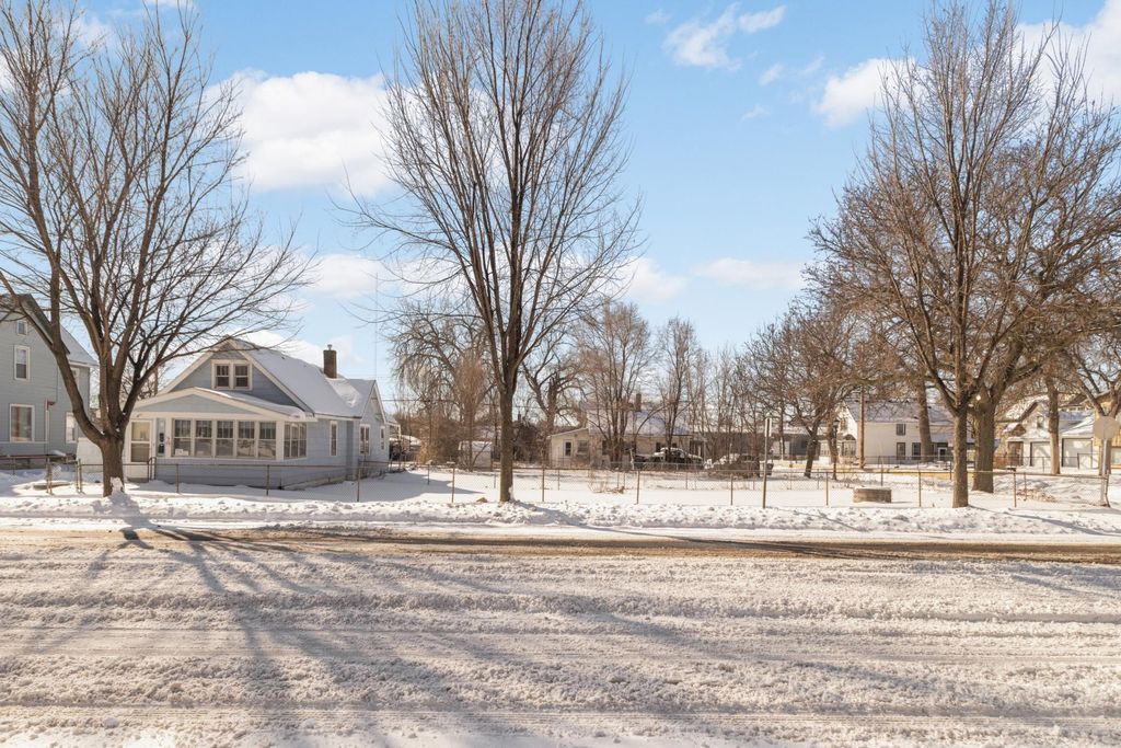 16 Sycamore Street E, Saint Paul, MN 55117