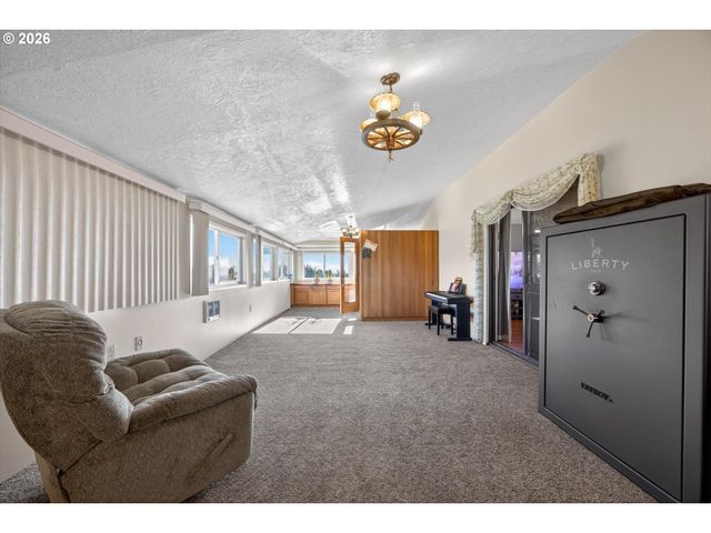 10685 OAK Dr Se, Salem, OR 97306