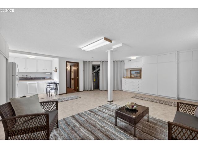 10685 OAK Dr Se, Salem, OR 97306