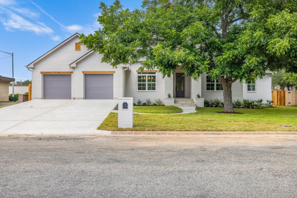271 S College ST, La Grange, TX 78945