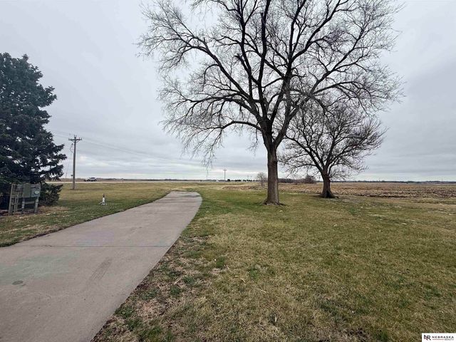 691 N 12th Road, Palmyra, NE 68110