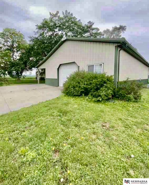 691 N 12th Road, Palmyra, NE 68110