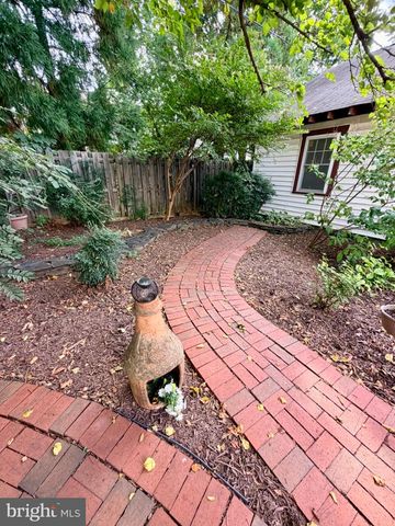909 N IVY ST, Arlington, VA 22201