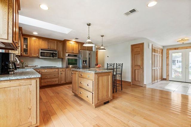 73 Ridge Rd, Foxboro, MA 02035