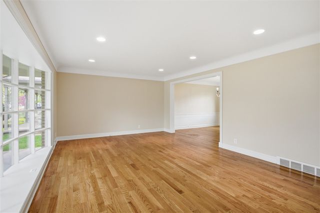 653 Perrien Place, Grosse Pointe Woods, MI 48236