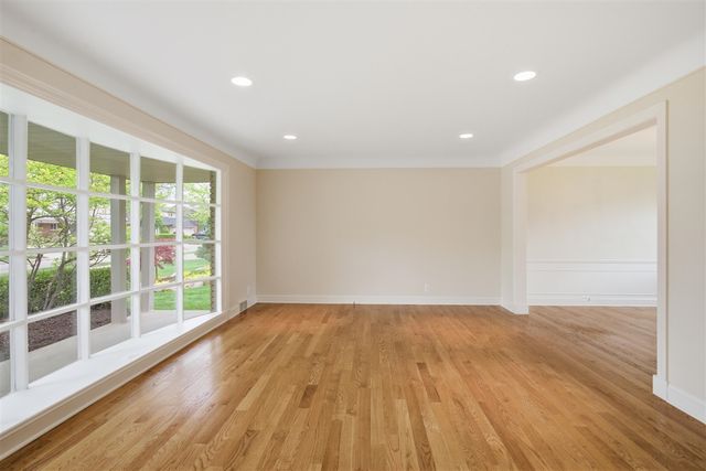 653 Perrien Place, Grosse Pointe Woods, MI 48236