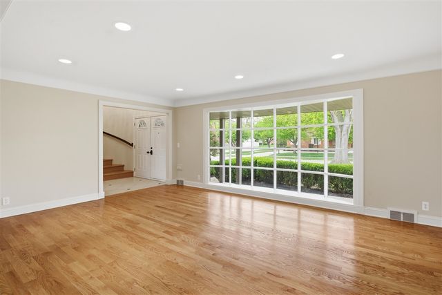 653 Perrien Place, Grosse Pointe Woods, MI 48236