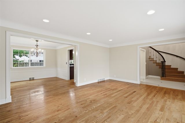 653 Perrien Place, Grosse Pointe Woods, MI 48236