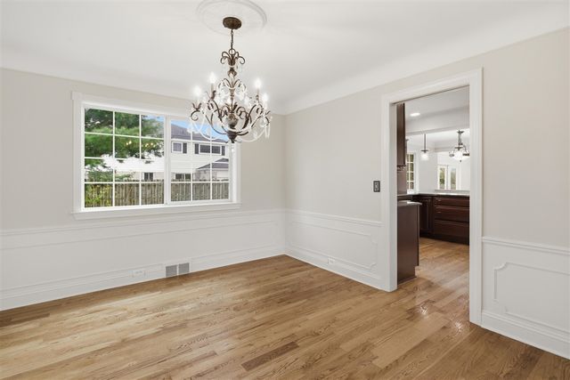 653 Perrien Place, Grosse Pointe Woods, MI 48236