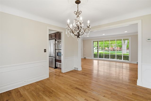 653 Perrien Place, Grosse Pointe Woods, MI 48236