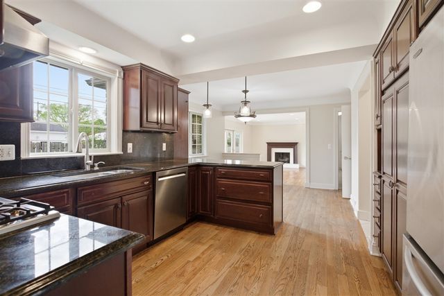 653 Perrien Place, Grosse Pointe Woods, MI 48236
