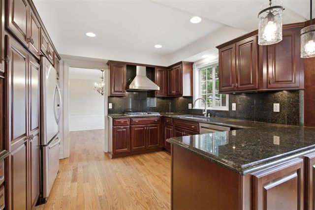 653 Perrien Place, Grosse Pointe Woods, MI 48236
