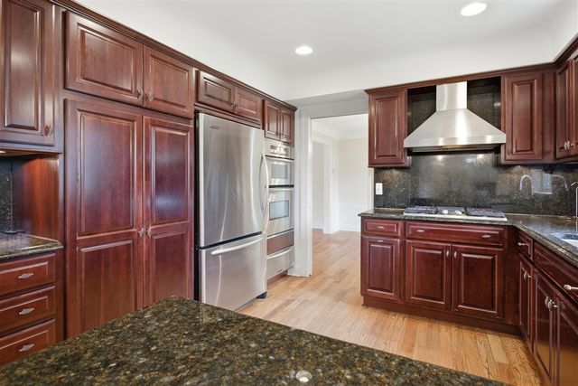 653 Perrien Place, Grosse Pointe Woods, MI 48236