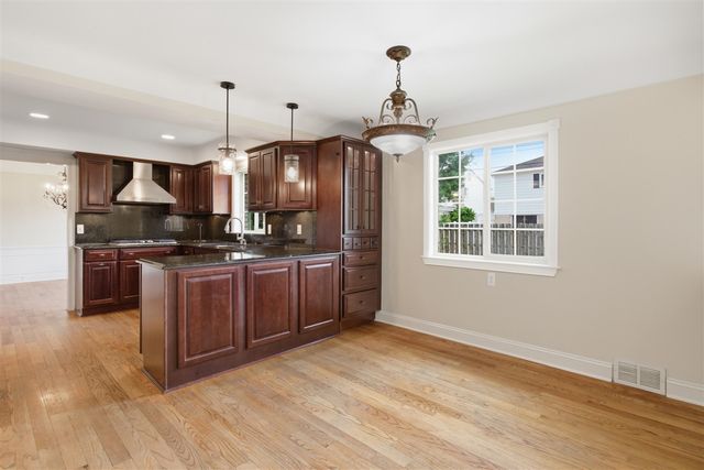 653 Perrien Place, Grosse Pointe Woods, MI 48236