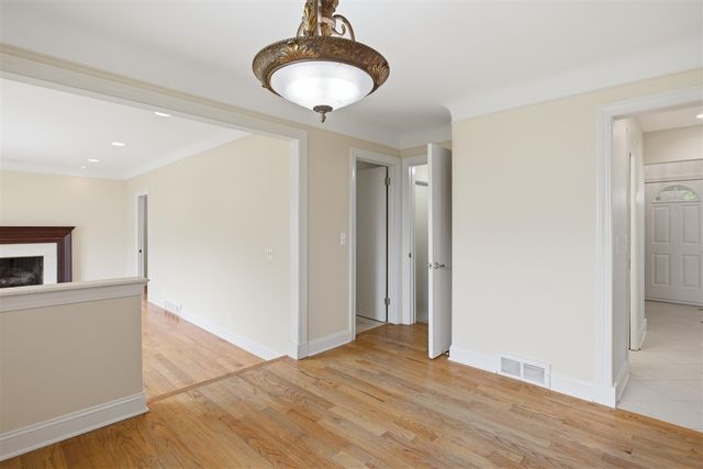653 Perrien Place, Grosse Pointe Woods, MI 48236
