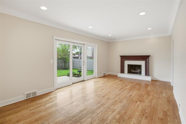 653 Perrien Place, Grosse Pointe Woods, MI 48236