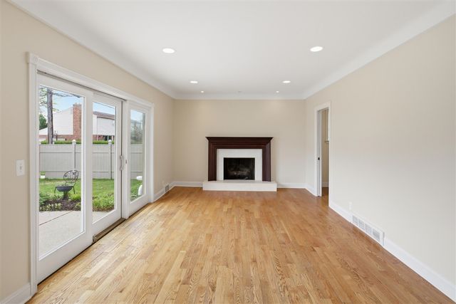 653 Perrien Place, Grosse Pointe Woods, MI 48236