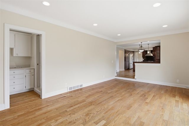 653 Perrien Place, Grosse Pointe Woods, MI 48236