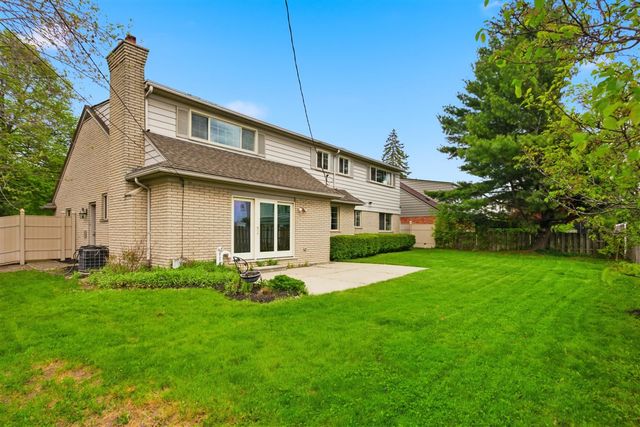 653 Perrien Place, Grosse Pointe Woods, MI 48236