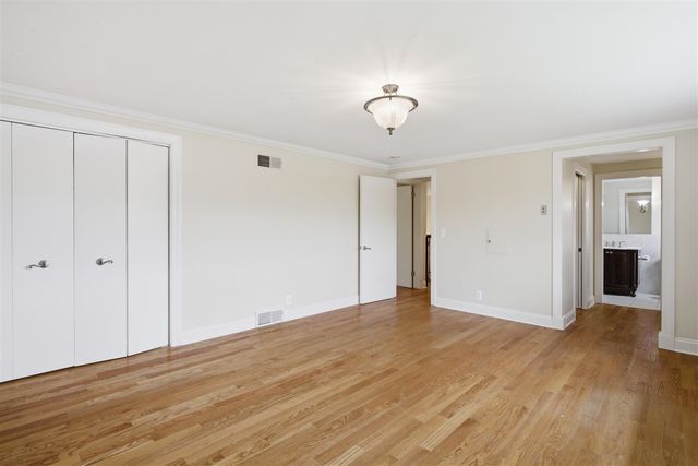 653 Perrien Place, Grosse Pointe Woods, MI 48236