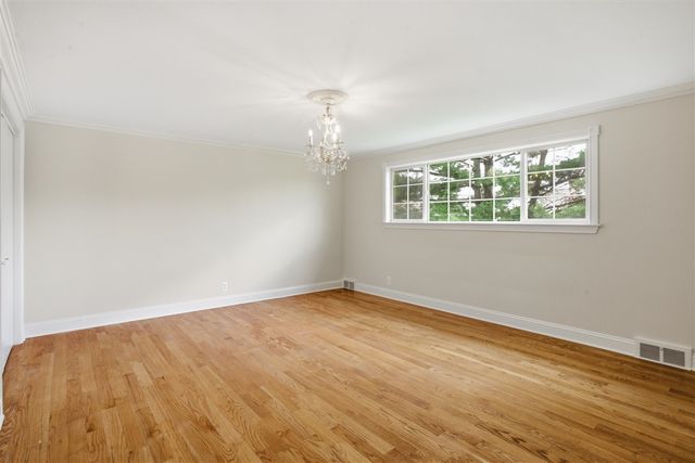 653 Perrien Place, Grosse Pointe Woods, MI 48236