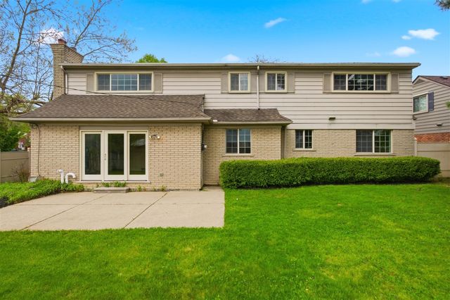 653 Perrien Place, Grosse Pointe Woods, MI 48236