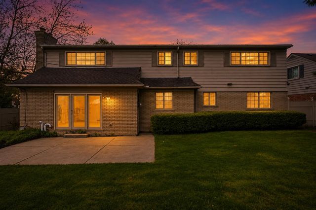 653 Perrien Place, Grosse Pointe Woods, MI 48236