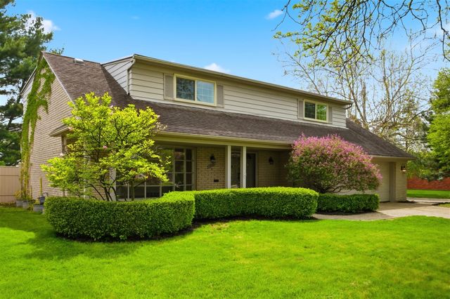 653 Perrien Place, Grosse Pointe Woods, MI 48236
