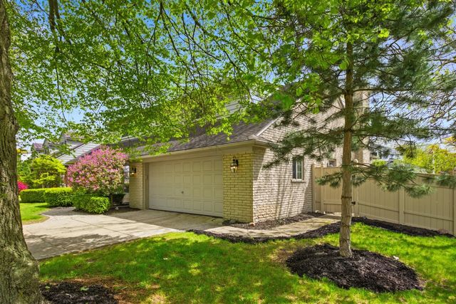653 Perrien Place, Grosse Pointe Woods, MI 48236