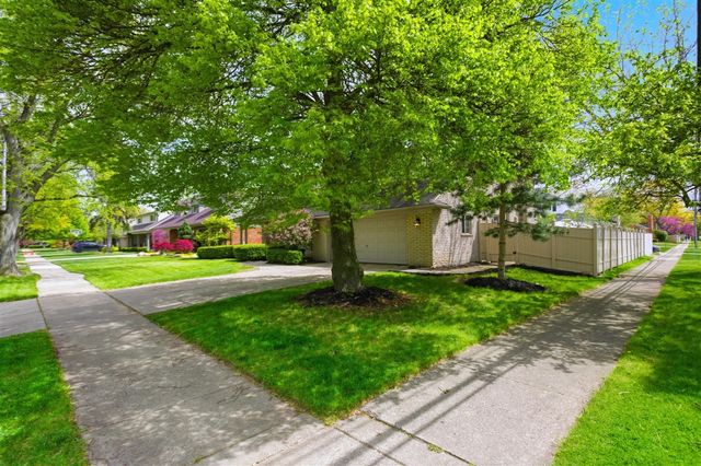 653 Perrien Place, Grosse Pointe Woods, MI 48236
